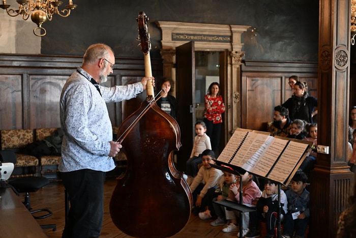 Une assistance studieuse et curieuse pour découvrir les instruments et la musique classique. 
