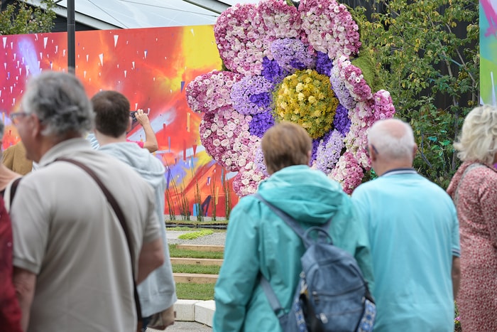 Couleurs pop et musique hip-hop dans ce jardin coloré.