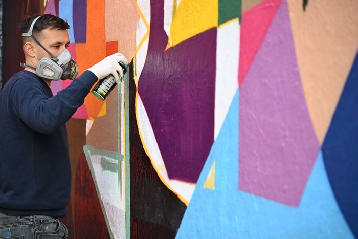 L'artiste rochelais est un spécialiste des lettrages. 