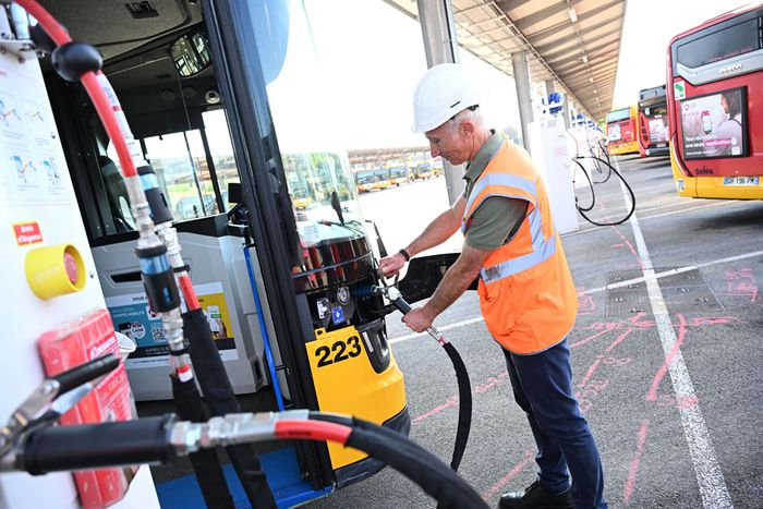 Les bus au biogaz peuvent parcourir plus de 500 km avec une seule charge. 