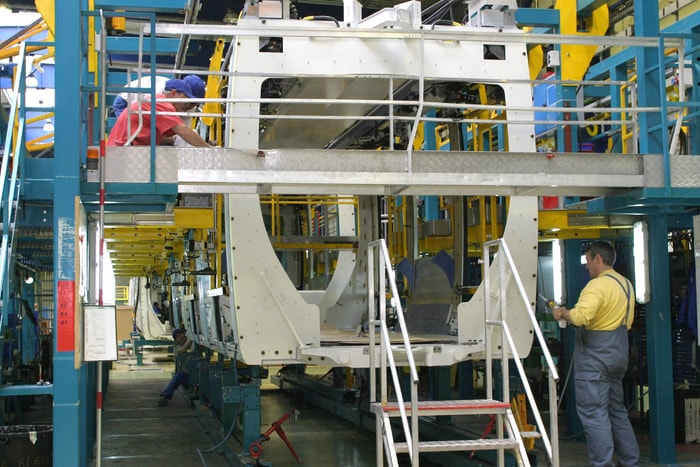Fabrication des rames de tram sur le site d’Alstom à Aytré, près de La Rochelle, en 2004.