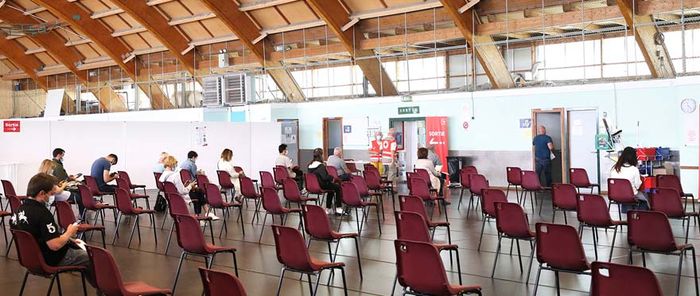Le nouveau centre de vaccination mulhousien occupe 2 000 des 2 500m² que compte le gymnase universitaire.