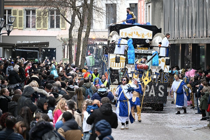 73e Cavalcade internationale des fous dimanche après-midi.