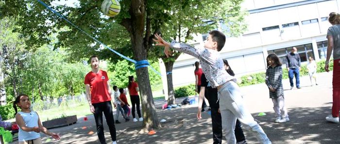 Du volley est proposé à l'école Pergaud, aux Coteaux, en lien avec l'Asptt.