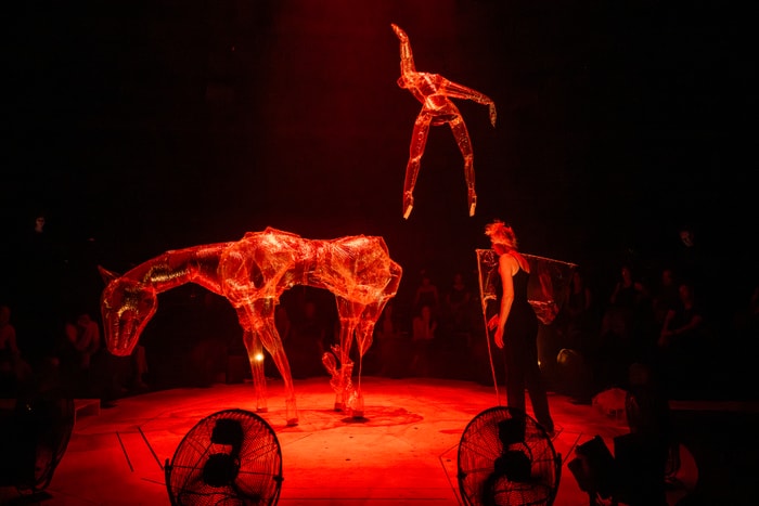 « Nocturne Parade », un ballet époustouflant de Phia Ménard, dans le cadre des Nuits de l’étrange (30 et 31 octobre). 