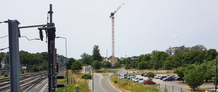 Habitat, parking et promenade, à l'Ouest de la gare.