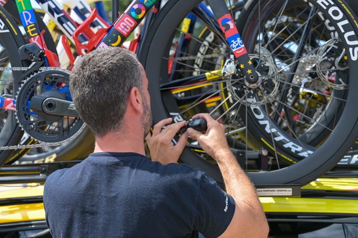 Derniers réglages de la pression des pneus avant le départ de l'étape, pour l'équipe Lidl-Trek.