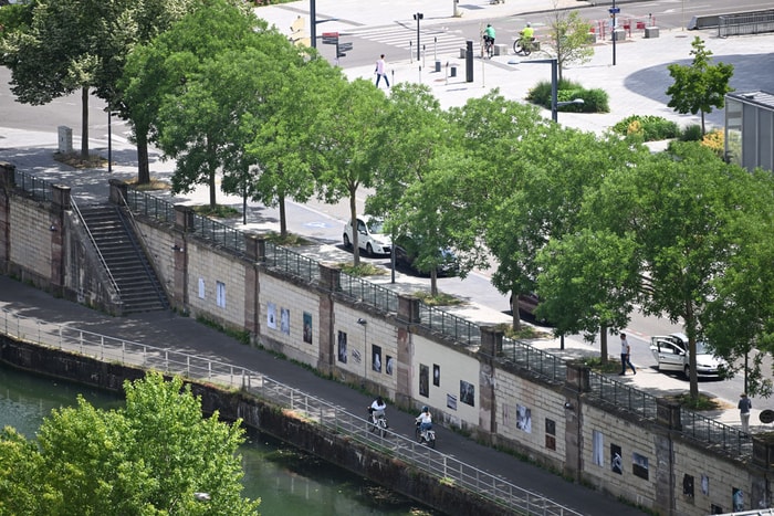 Le long du canal du Rhône au Rhin, à deux pas de la gare de Mulhouse, les étudiants des écoles d'art du Grand Est exposent leurs clichés.