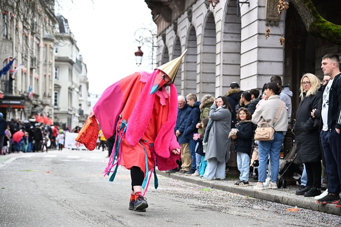 73e Cavalcade internationale des fous dimanche après-midi.