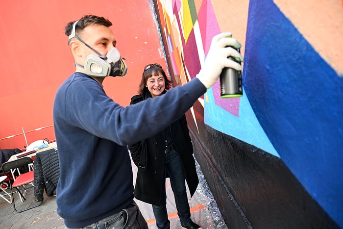 Léo Sorge, en plein travail, aux côtés de Linda, la coordinatrice du M.U.R Mulhouse.
