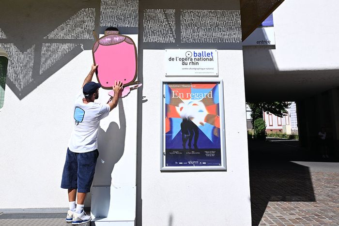 Poti installe un "poti" sur la façade du Centre chorégraphique de l'Opéra du Rhin.