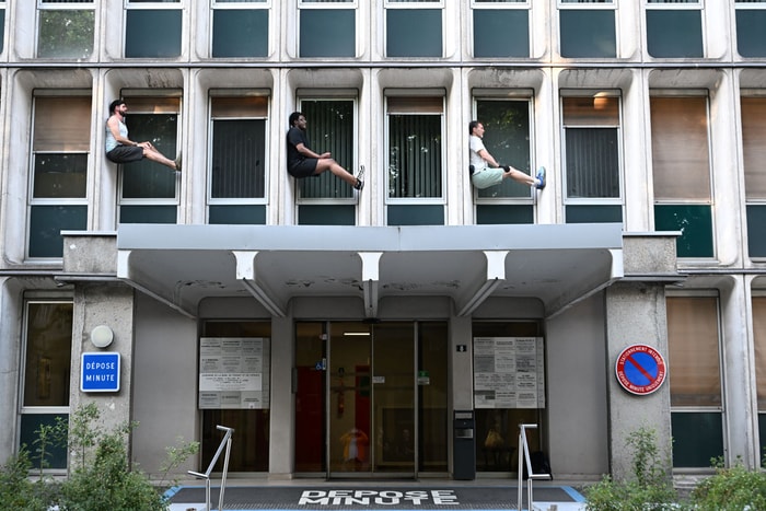 Bodies in urban spaces voit les performeurs bâtir de véritables sculptures humaines, en fusionnant avec l’environnement urbain.