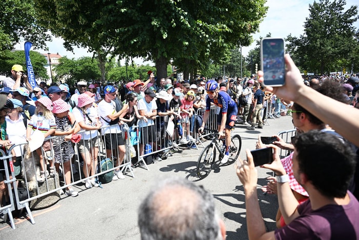 Des milliers de personnes ont suivi le départ de la 14e étape du Tour de France, ce samedi 18 juillet 2026. 