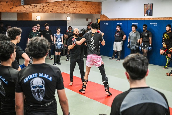 Sébastien Saihi est l'un des trois entraîneurs diplômés du Fighting Spirit MMA. 