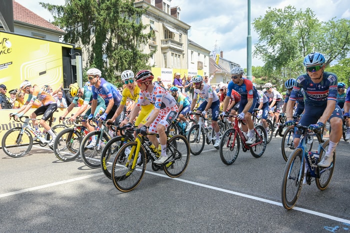 Le départ fictif de la 14e étape a été donné à 13h10 précises, à l'arrière du Palais des sports de Mulhouse.