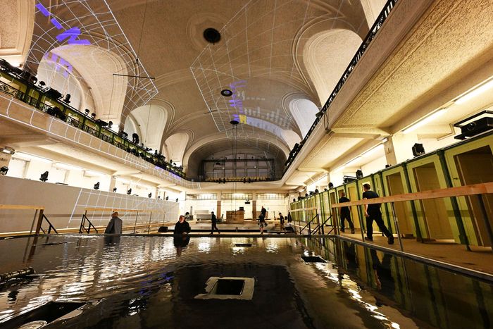 Un miroir d'eau a été installé au cœur de la piscine Pierre et Marie Curie, où les préparatifs du spectacle Le Souffle de l'Ill vont bon train.
