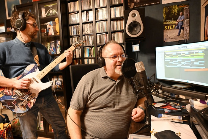 David à la guitare, Stéphane au chant, la musique est bonne !
