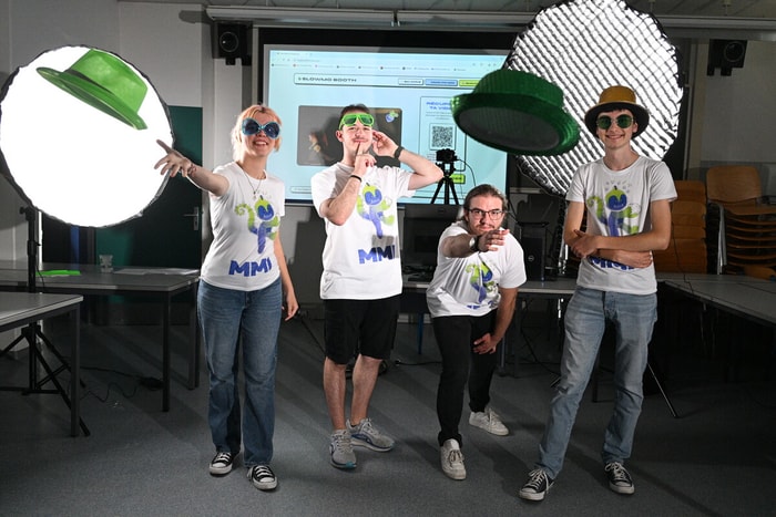 Des étudiants en troisième année de BUT MMI, dans un studio vidéo installé pour les festivités des 25 ans de la formation.