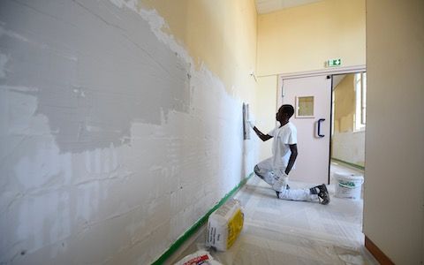 Les travaux en cours, dans les couloirs de l'école Jules Ferry.