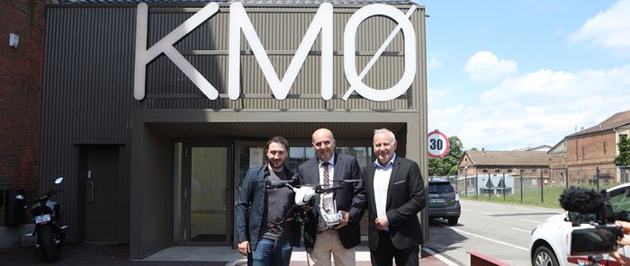 De gauche à droite, Terence Figueiredo le co-fondateur de l’Ecole 22 ; Laurent Byrs le PDG d’Apex Drone et Gérald Cohen, co-fondateur de KMØ.