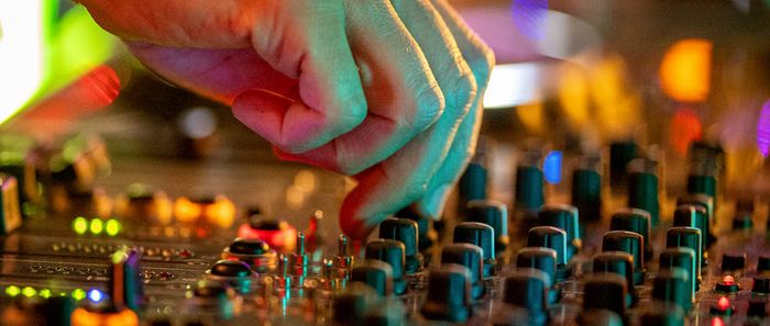 "Techno et Raï : naissance des musiques rebelles" par Jacqueline Caux