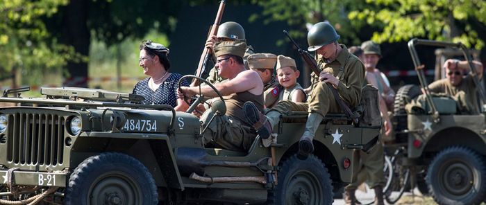 VÉHICULES EN UNIFORMES !