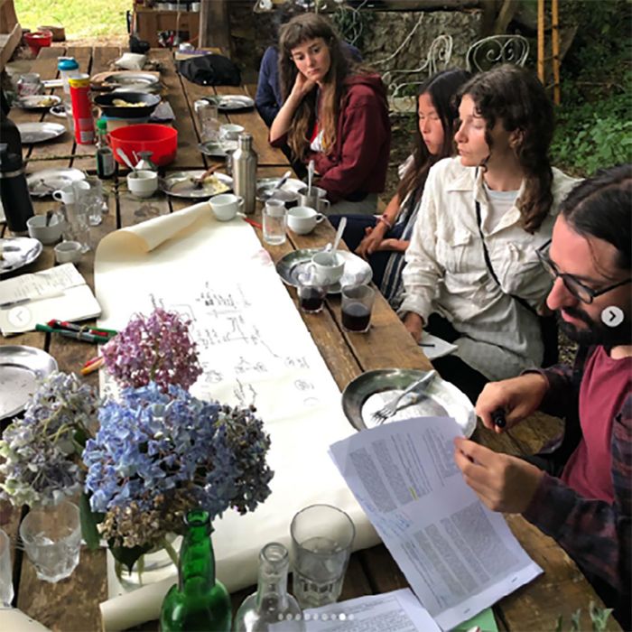 Associer l’artiste et le chercheur pour penser une société contemporaine
