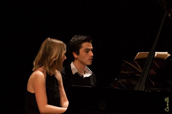 Quatre mains pour un piano