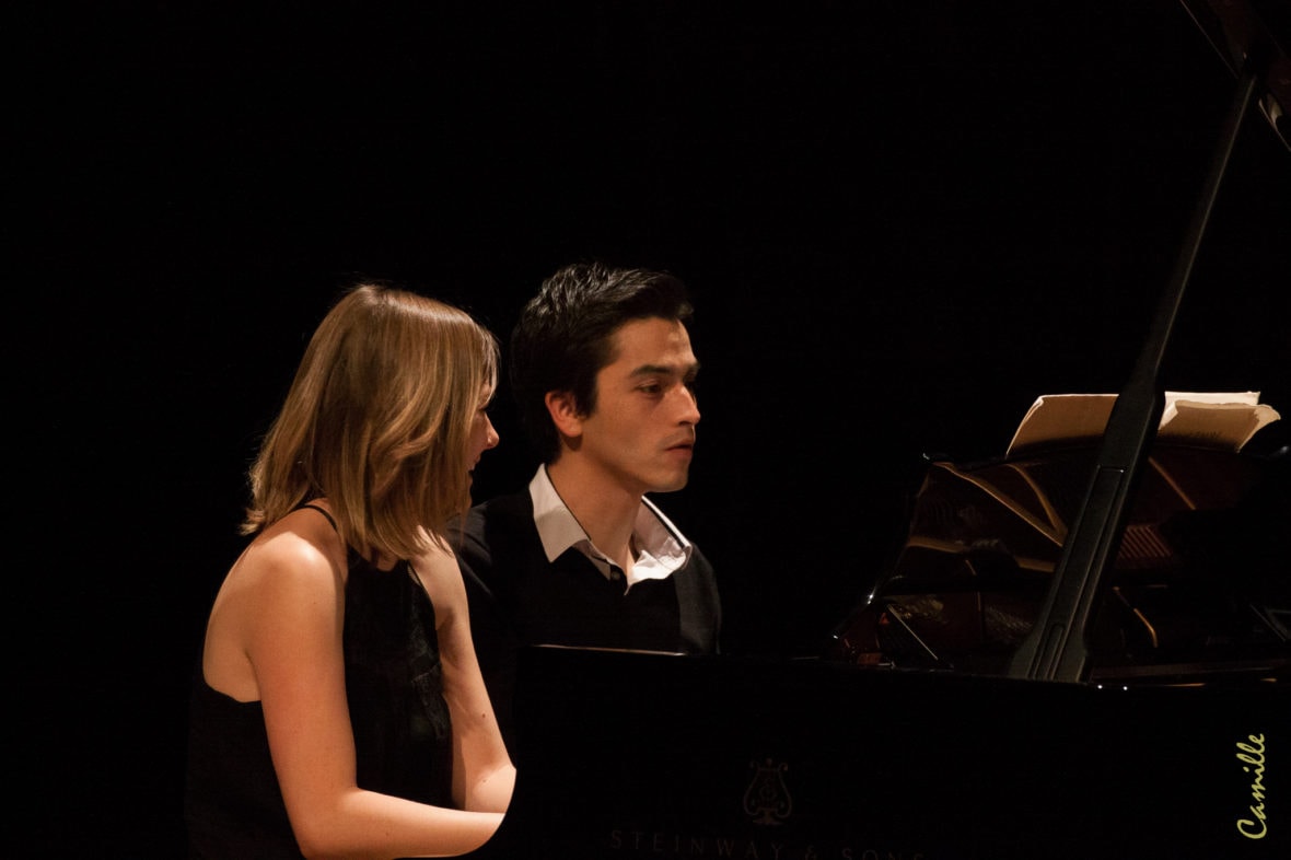 Quatre mains pour un piano