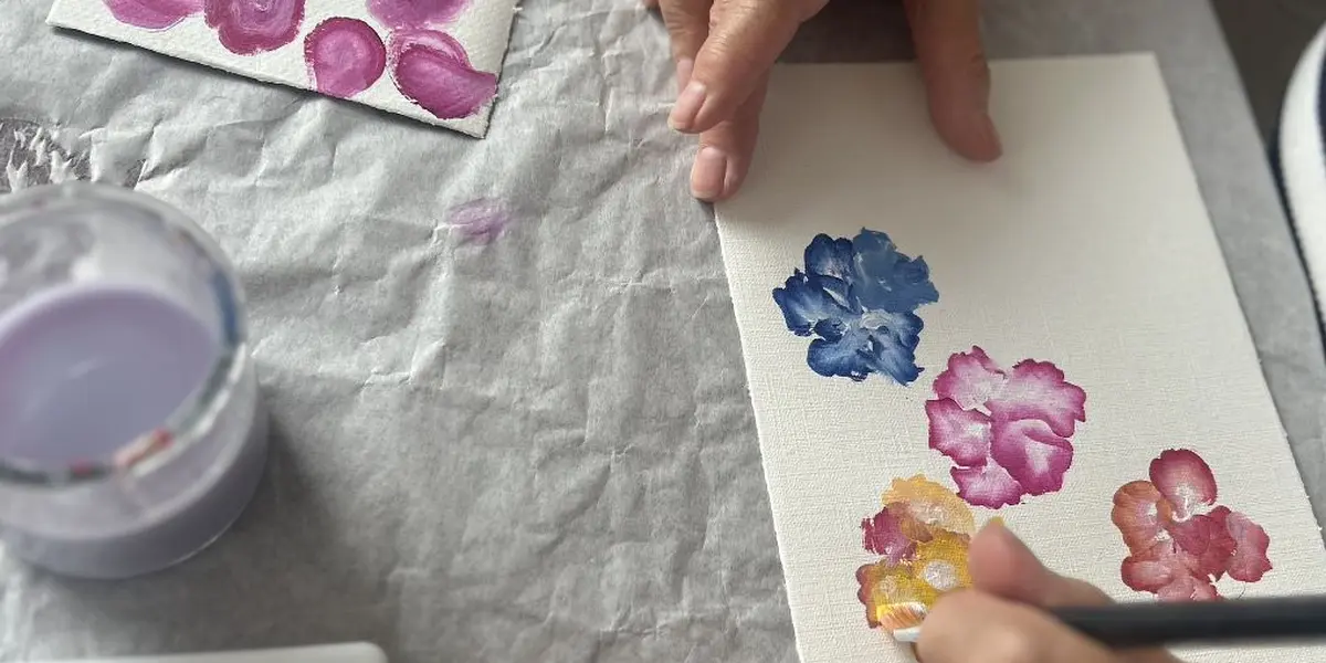 Atelier de peinture florale à l’acrylique – Fleurs de saison