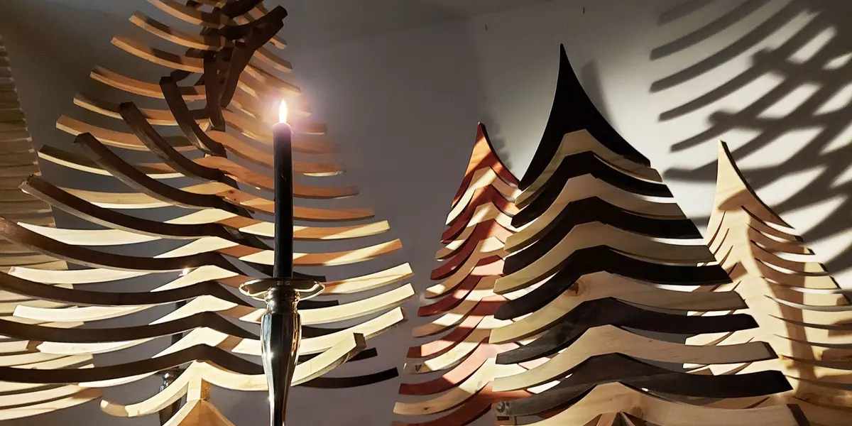 Sapins de Noël en bois massif fabriqués à la main