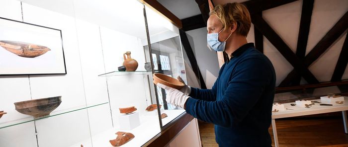 Rémi Hestin, en charge des collections archéologiques au Musée historique et commissaire de l'exposition.